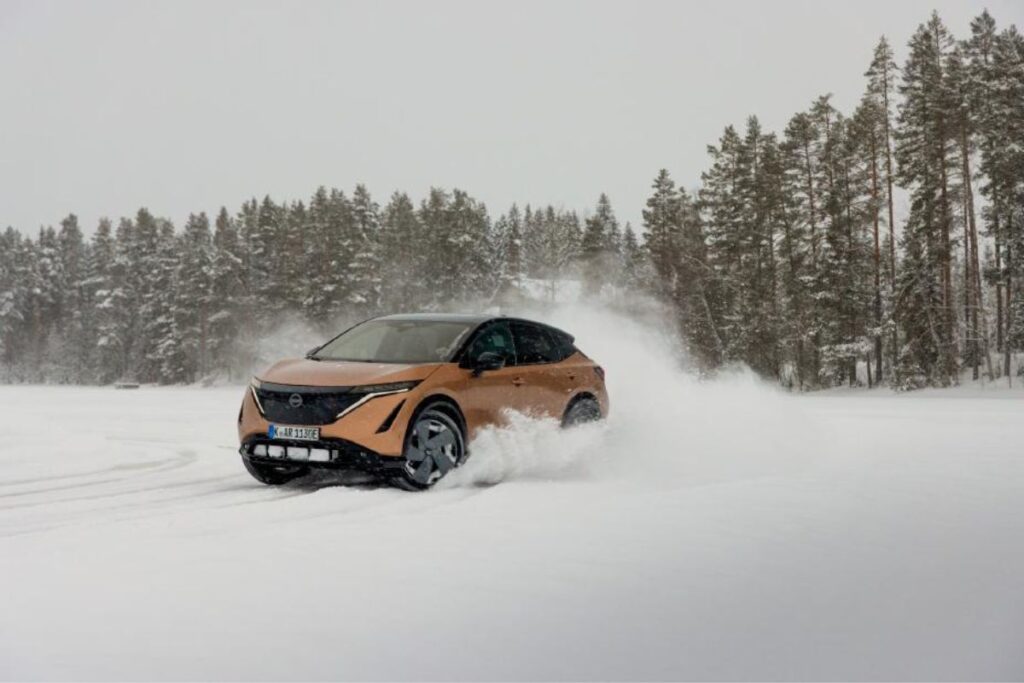 Nissan Ariya e-4ORCE enfrenta estrada gelada 6 Nissan manter a trajetória