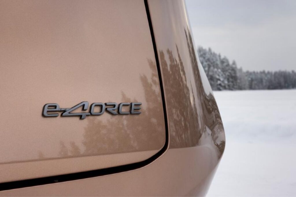 Nissan Ariya e-4ORCE enfrenta estrada gelada 7 e-4ORCE