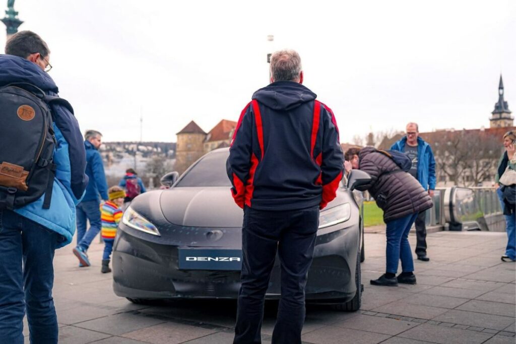 Denza: novo EV de luxo da BYD e Mercedes nas ruas de Estugarda 5 O Denza em Estugarda