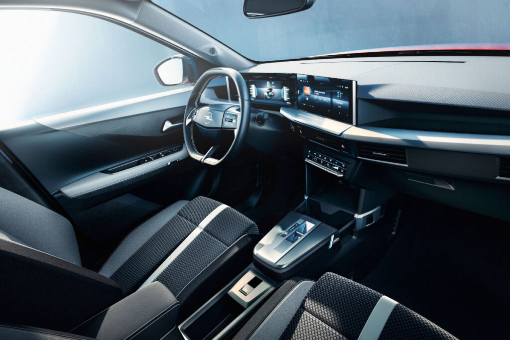 Novo Opel Frontera é SUV espaçoso e divertido 5 Opel Frontera interior