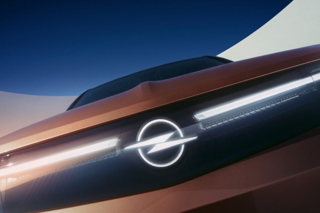 Novo Opel Grandland chega com autonomia de 700 km 4 Blitz iluminado
