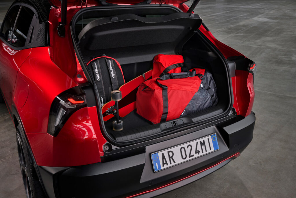 Alfa Romeo Milano chega para conquistar nova geração 4 Milano bagageira