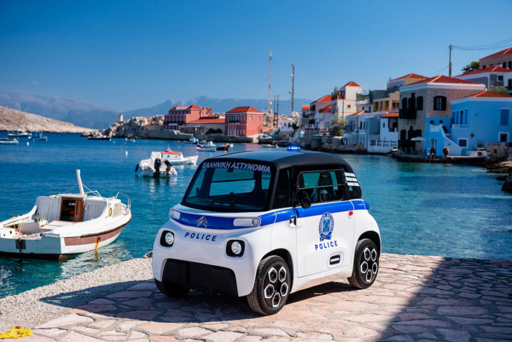 Polícia em Portugal usa frotas elétricas de formas diferentes 6 carro de polícia na ilha de Chalki