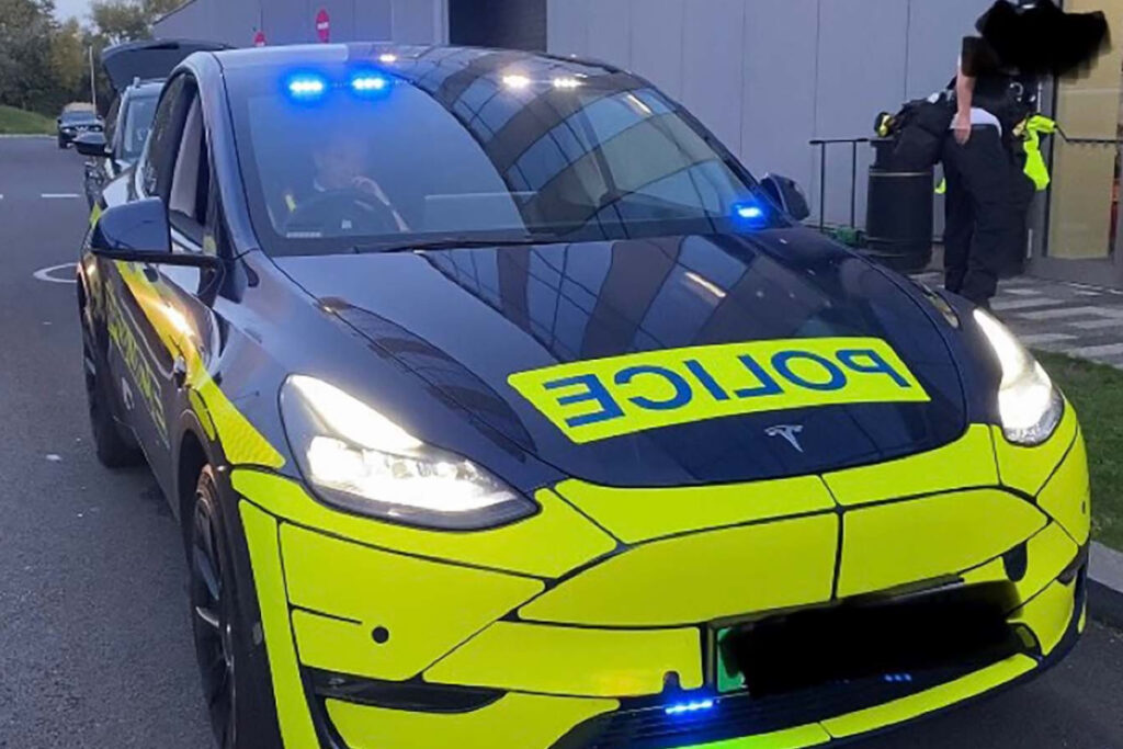 Polícia em Portugal usa frotas elétricas de formas diferentes 8 Tesla Model Y Merseyside Police