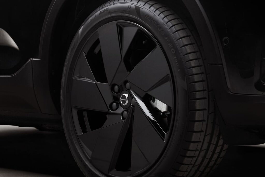 Versão Black Edition chega aos Volvo EX40 e EC40 4 A jante do Volvo Black Edition