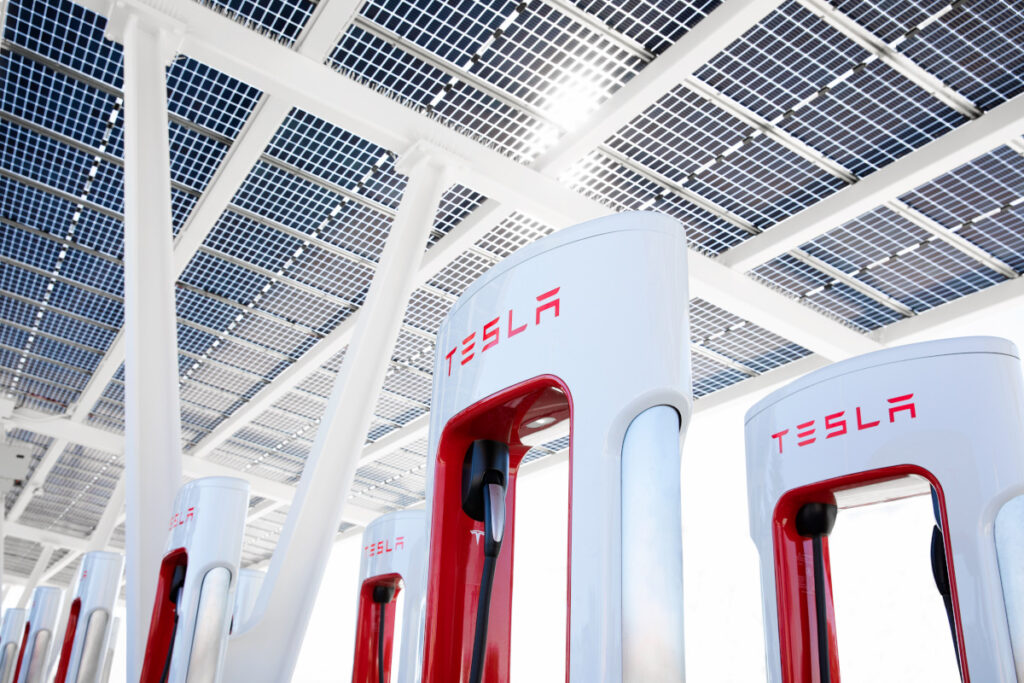 Supercharger: Musk despede equipa mas continua expansão da rede 3 Tesla supercharger