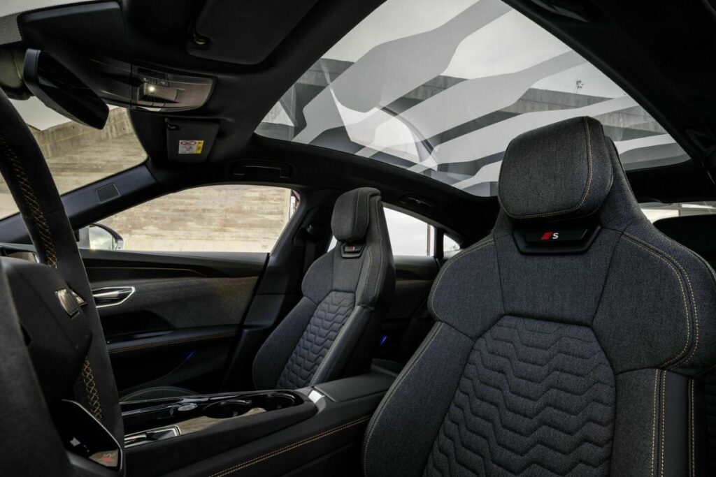 Novos Audi e-tron GT com maior performance e autonomia 7 teto panorâmico do Audi e-tron GT