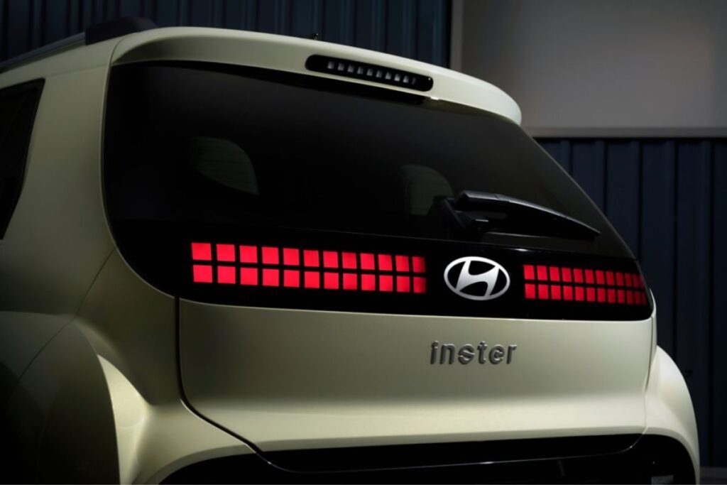 Inster: o pequeno SUV da Hyundai 7 Inster luzes traseira