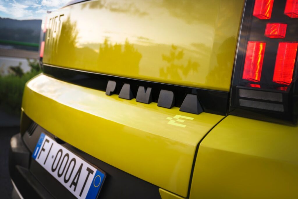 Fiat Grande Panda vai custar menos de 25.000 euros 9 Panda assinatura traseira