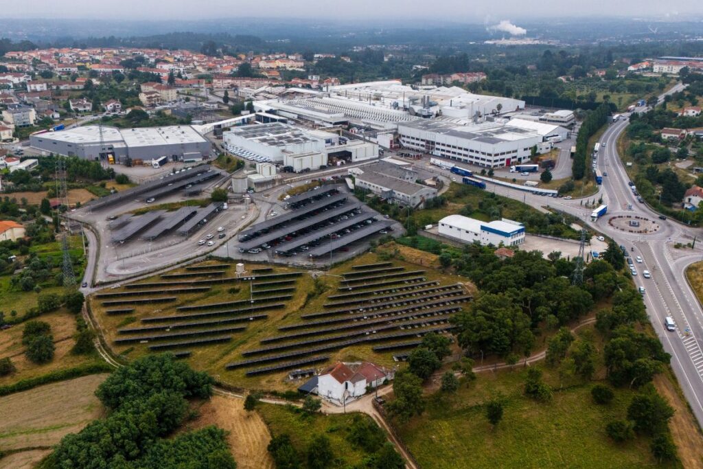 Fábrica de Mangualde já produz veículos elétricos 6 Fábrica de Mangualde painéis fotovoltáticos