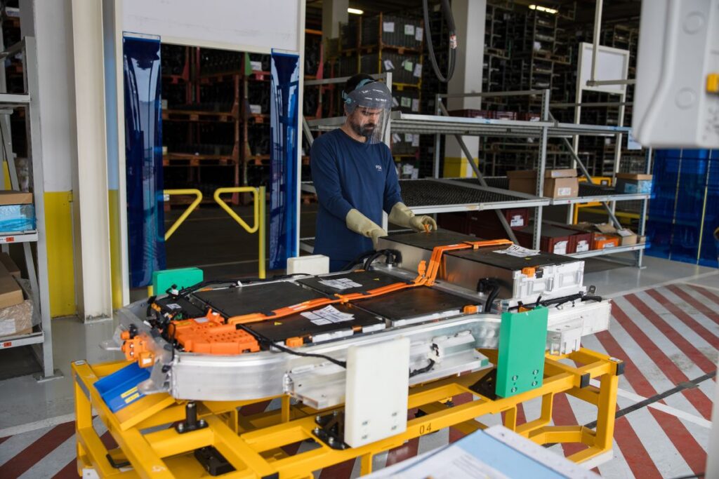 Fábrica de Mangualde já produz veículos elétricos 5 montagem de baterias