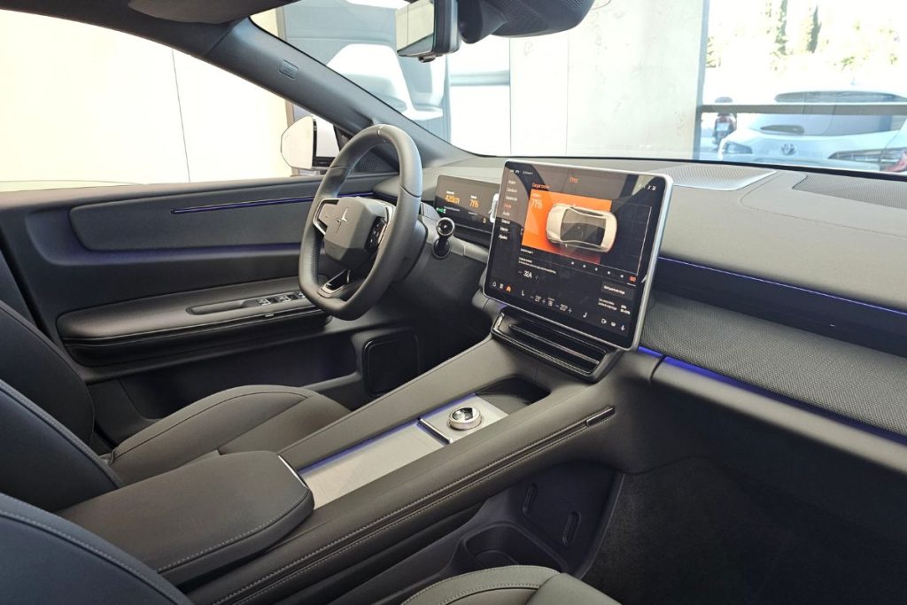 Já conduzimos o Polestar 4 7 ecrã Polestar 4