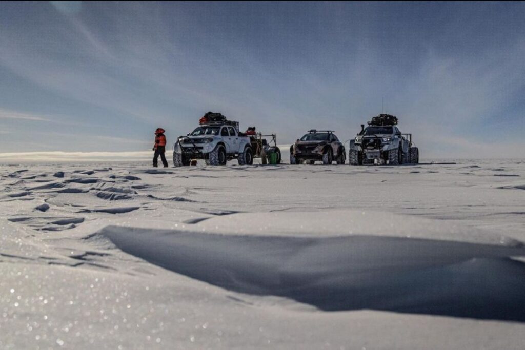 Julie e Chris foram de Polo a Polo num Nissan Ariya elétrico 4 Polo a Polo