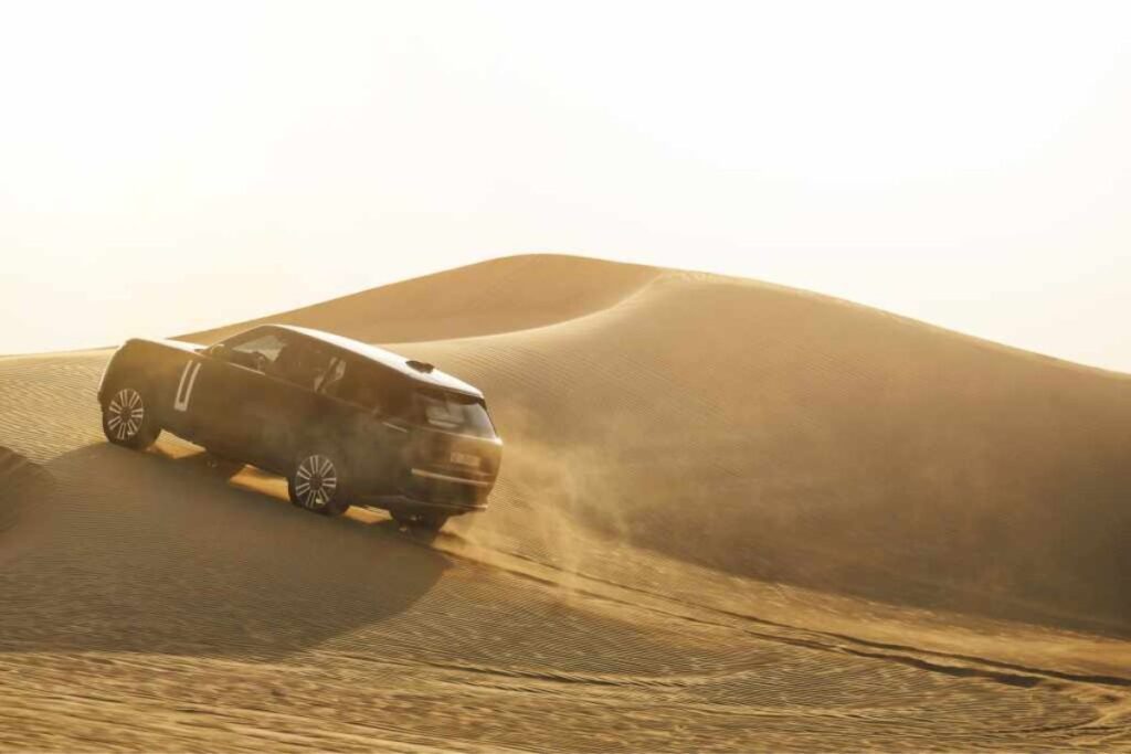 Range Rover Electric enfrenta 50 graus no deserto 4 range rover eletric dunas