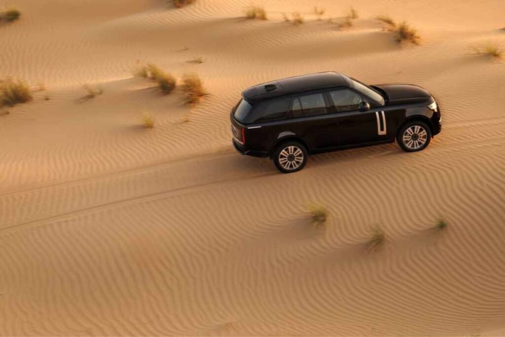 Range Rover Electric enfrenta 50 graus no deserto 6 range rover eletric lado