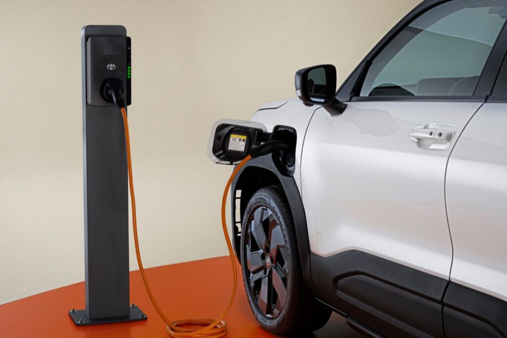 Toyota Urban Cruiser é novo SUV compacto 100% elétrico 5 Toyota Urban Cruiser carrega