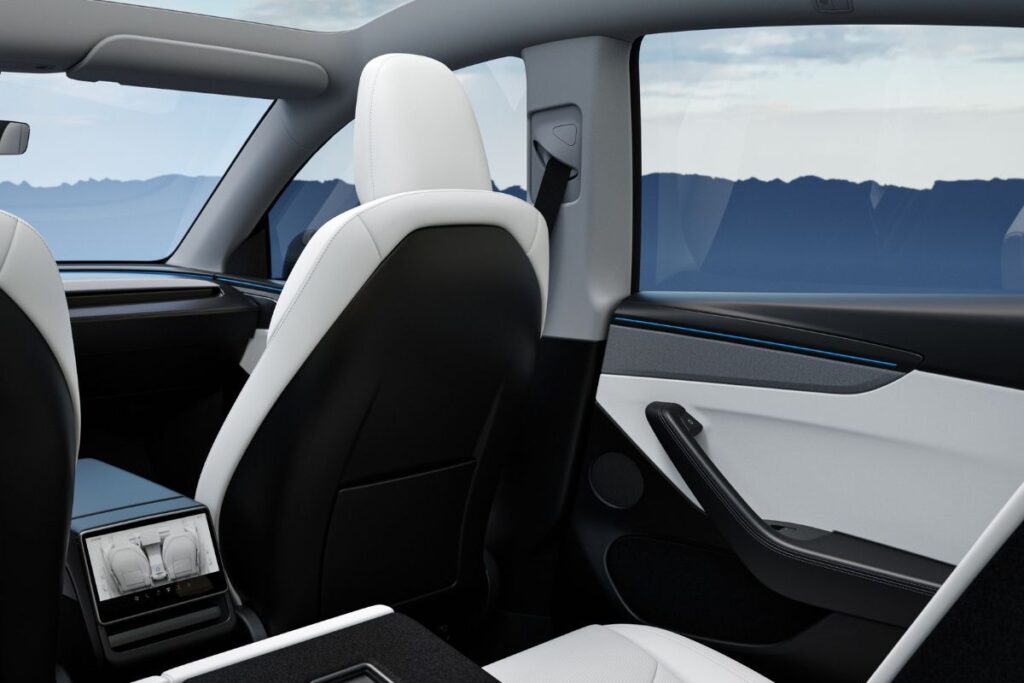 Novo Model Y já pode ser encomendado em Portugal 10 Model Y ecra traseiro