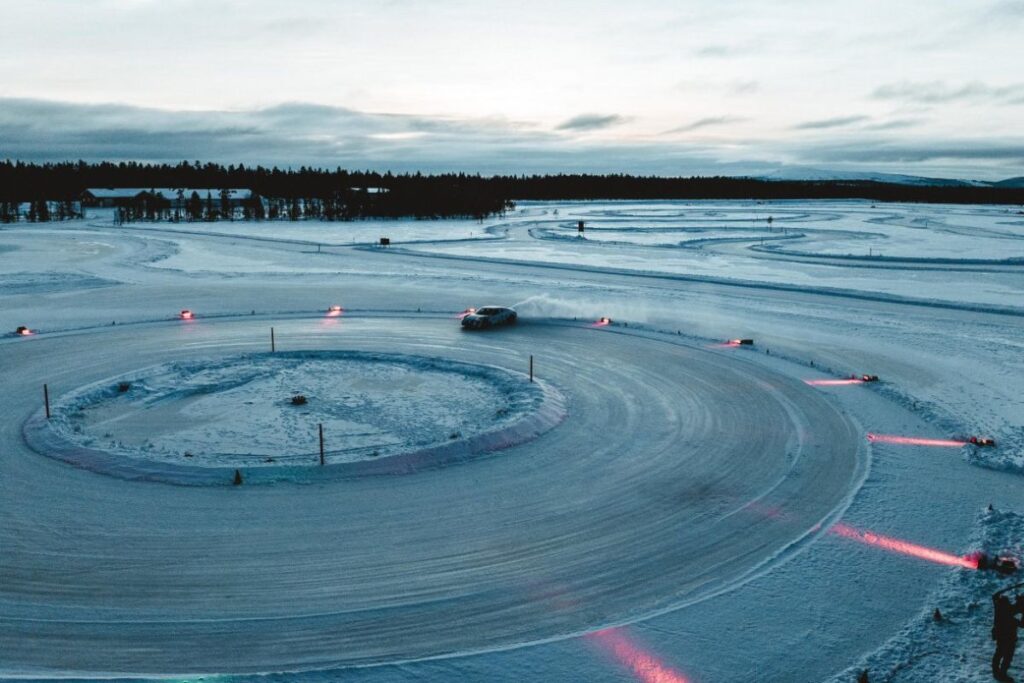Derrapagem controlada no gelo põe Porsche Taycan no Guiness 3 derrapagem controlada Porsche