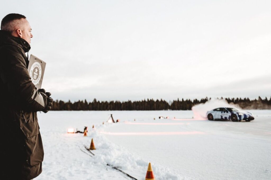 Derrapagem controlada no gelo põe Porsche Taycan no Guiness 5 derrapagem controlada