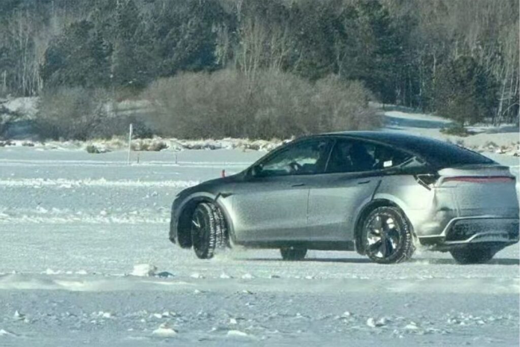 Tesla Model Y renovado visto sem camuflagem 3 Tesla Model Y renovado