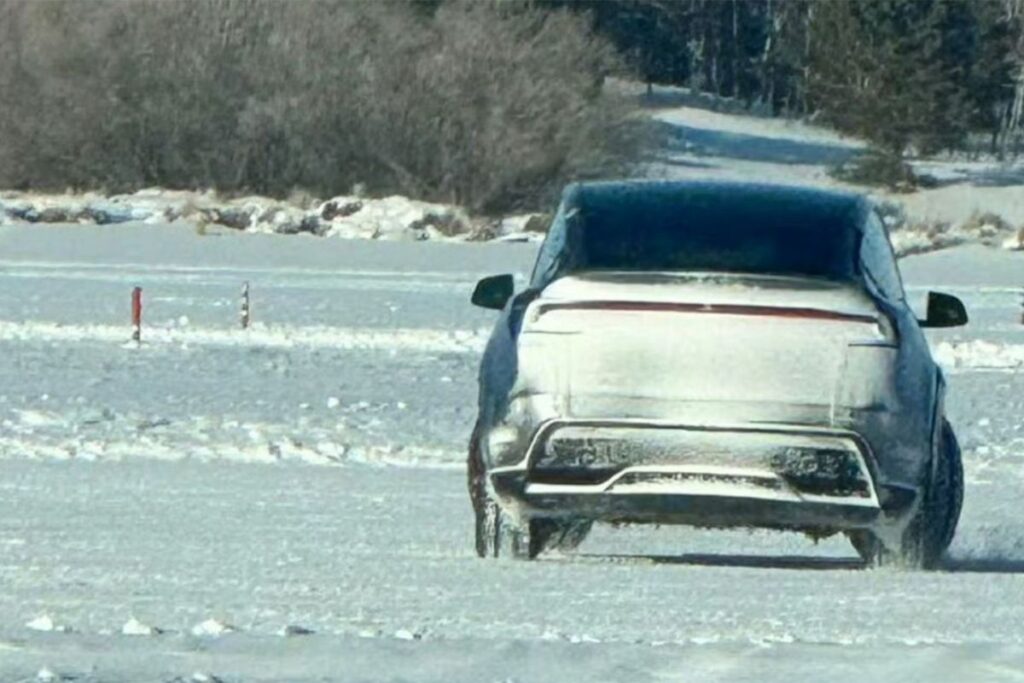 Tesla Model Y renovado visto sem camuflagem 5 Tesla Y neve traseira