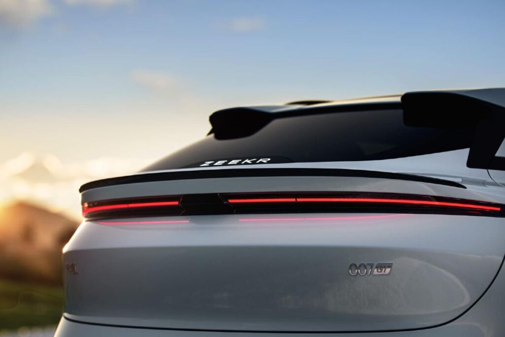 Carrinha Zeekr 7 GT lançada em simultâneo na Europa e China 7 Zeekr 7 GT traseira