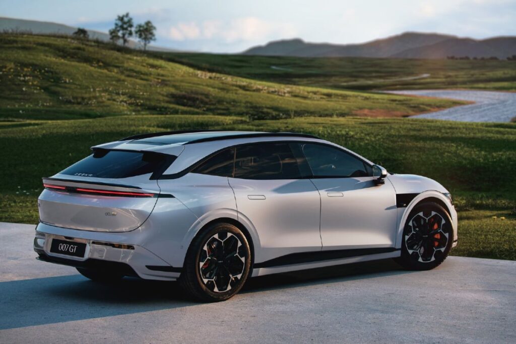 Carrinha Zeekr 7 GT lançada em simultâneo na Europa e China 6 Zeekr 7 GTlado