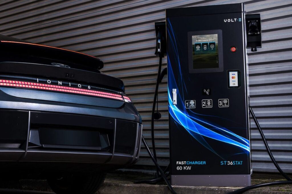 Iniciativa Liberal apresenta projeto lei para liberalizar carregamento elétrico 3 posto de carregamento