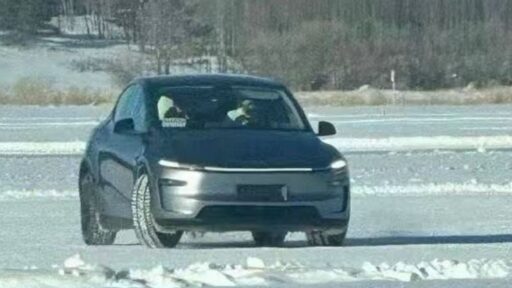 Tesla Model Y renovado visto sem camuflagem 9 Tesla Y renovado