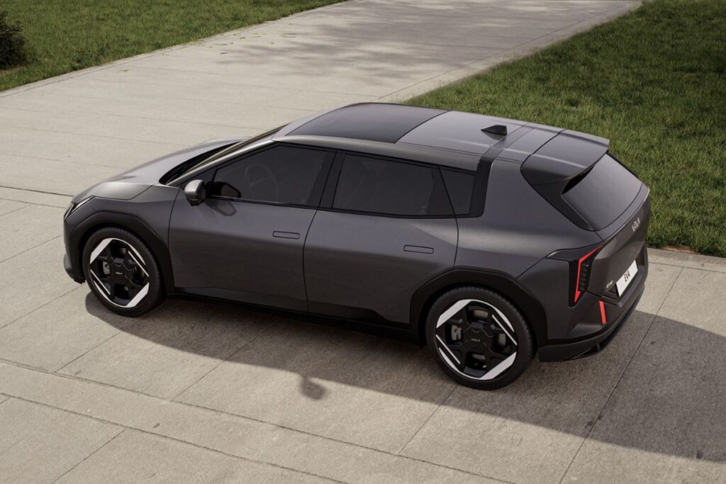 Kia EV4: as primeiras imagens do modelo de produção 4 Kia EV 4