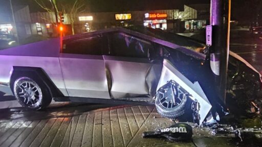 Cybertruck com condução autónoma choca contra poste 12 Cybertruck