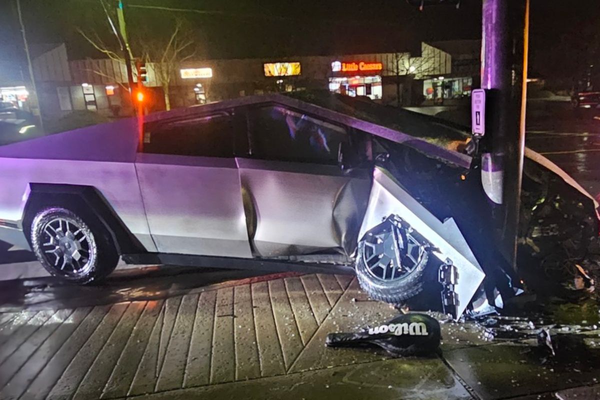 Cybertruck com condução autónoma choca contra poste 2 Cybertruck