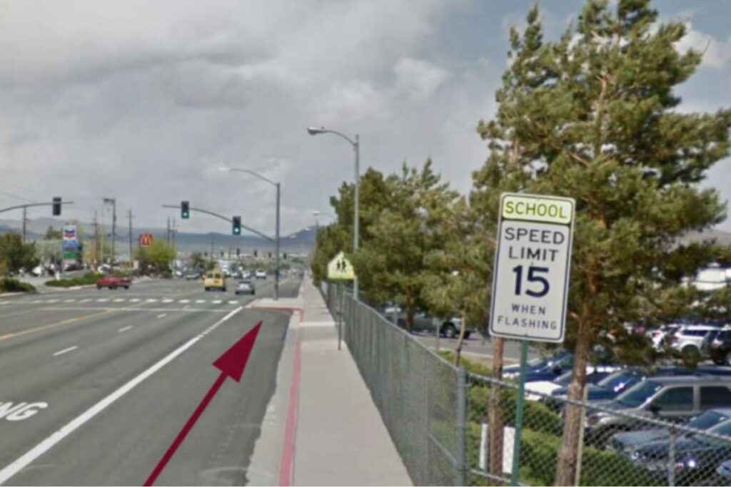 Cybertruck com condução autónoma choca contra poste 4 local acidente poste