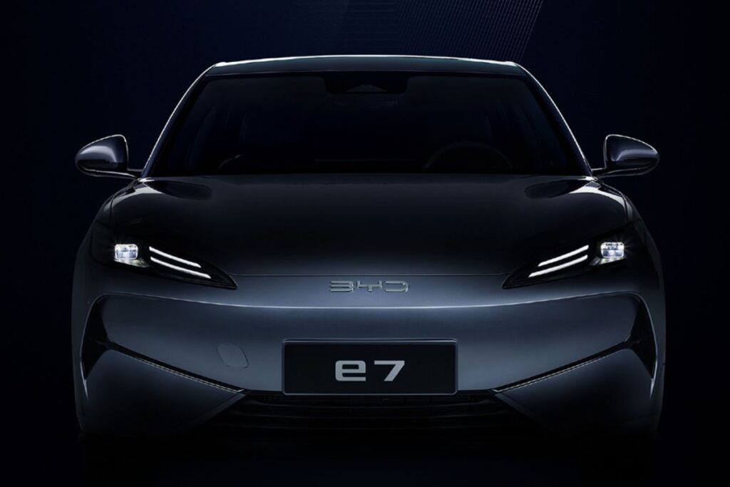 BYD e7 é sedan de gama média 100% elétrico revelado em teaser 3 BYD e7