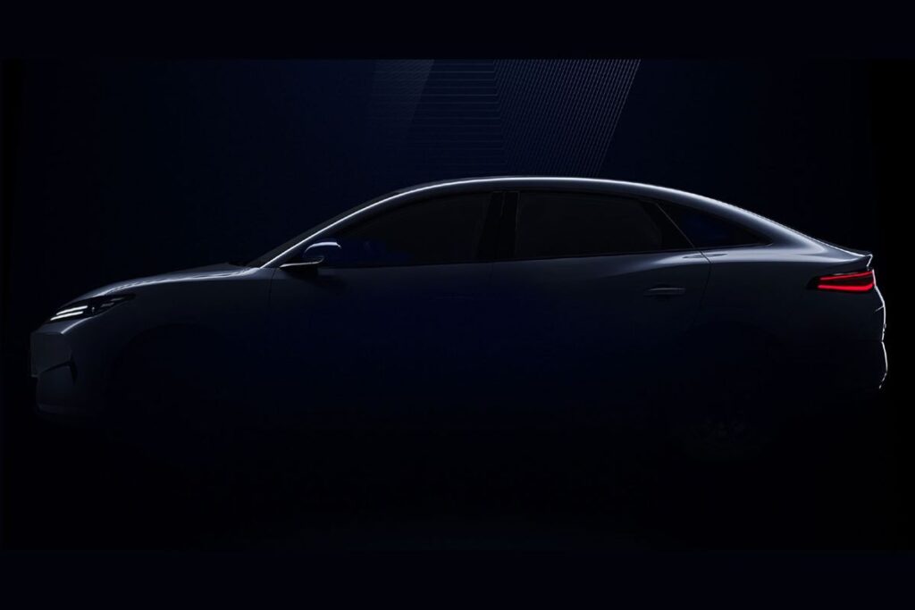 BYD e7 é sedan de gama média 100% elétrico revelado em teaser 5 BYD e7 lado