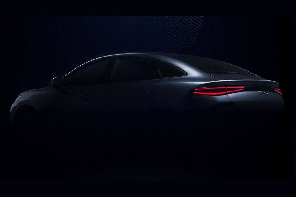BYD e7 é sedan de gama média 100% elétrico revelado em teaser 4 BYD e7 traseira