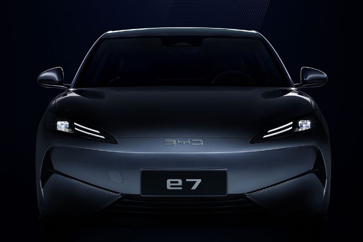 BYD e7 é sedan de gama média 100% elétrico revelado em teaser 2 BYD e7
