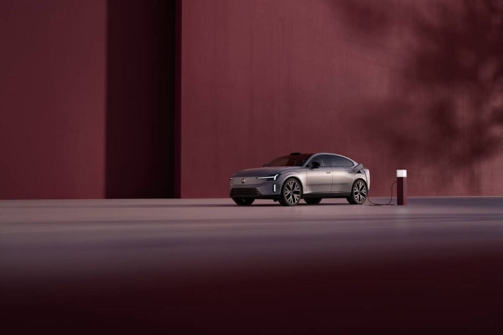 É um sedan? É um fastback? É um SUV? Não: é o Volvo ES90! 6 ES90