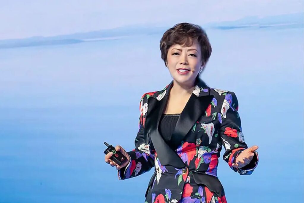 BYD quer terceira fábrica na Europa, anuncia Stella Li 3 Stella Li