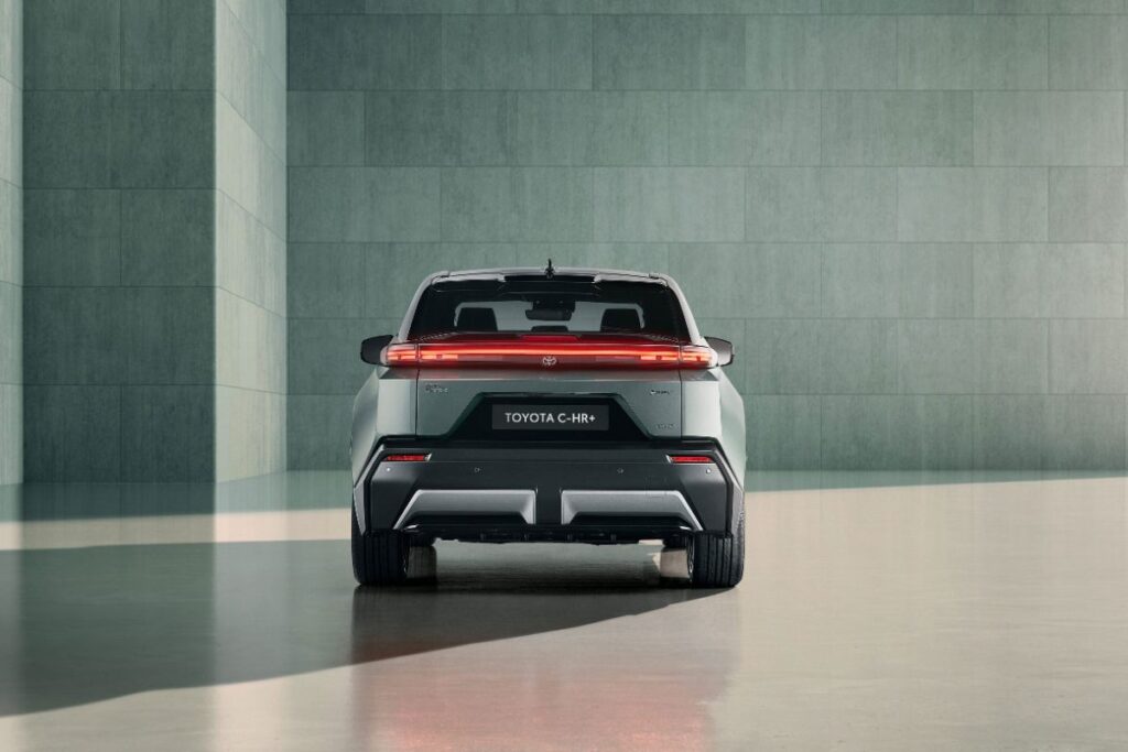 Toyota C-HR+ 100% elétrico chega à Europa ainda este ano 6 Toyota C HR traseira