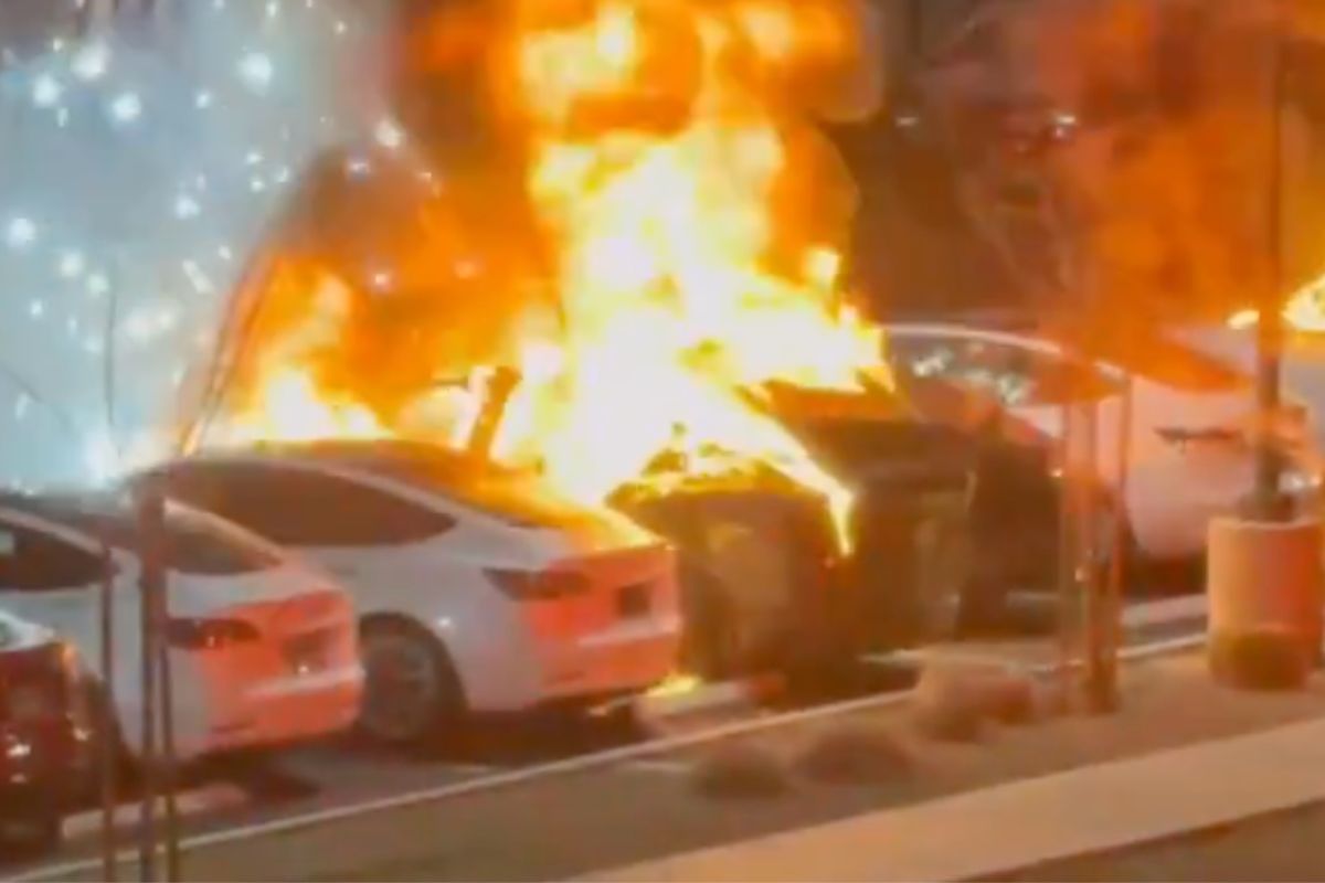 Fogo-posto em Tesla nos EUA é “terrorismo doméstico” 2 fogo-posto