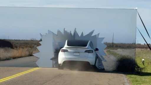 O Autopilot da Tesla não vê uma parede disfarçada na estrada 13 Autopilot da Tesla