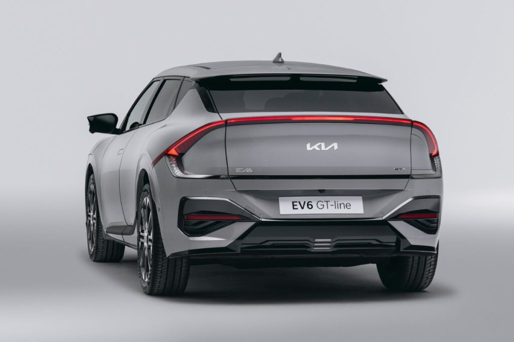 Best-seller Kia EV6 renovado ganha autonomia e tecnologia 6 Novo Kia EV6 traseira