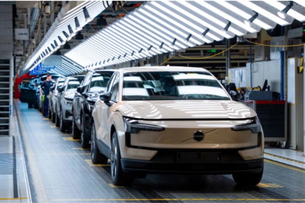 Sucesso de vendas Volvo EX30 já é produzido na Europa 4 Volvo EX 30