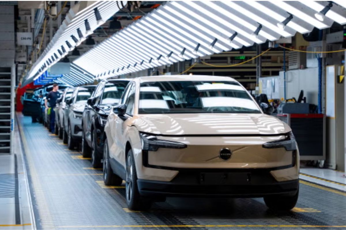 Sucesso de vendas Volvo EX30 já é produzido na Europa 2 Volvo EX 30