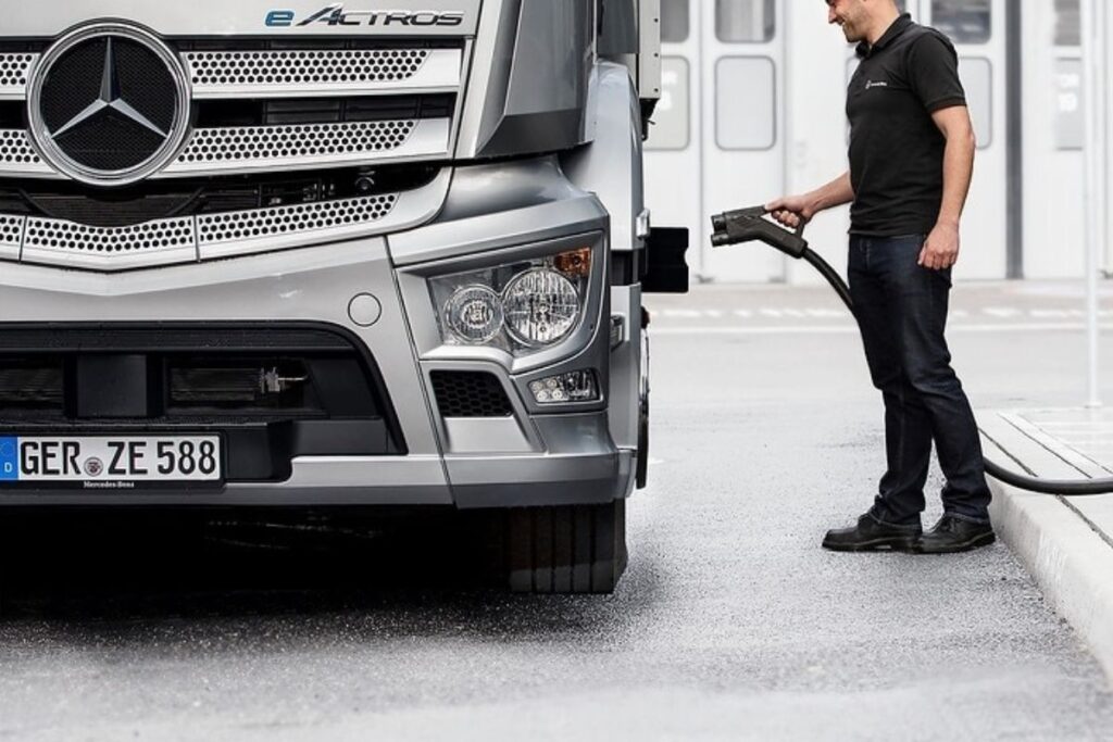 Carregamento de pesados: ACEA e Eurelectric querem rede europeia 4 rede de carregamento de pesados