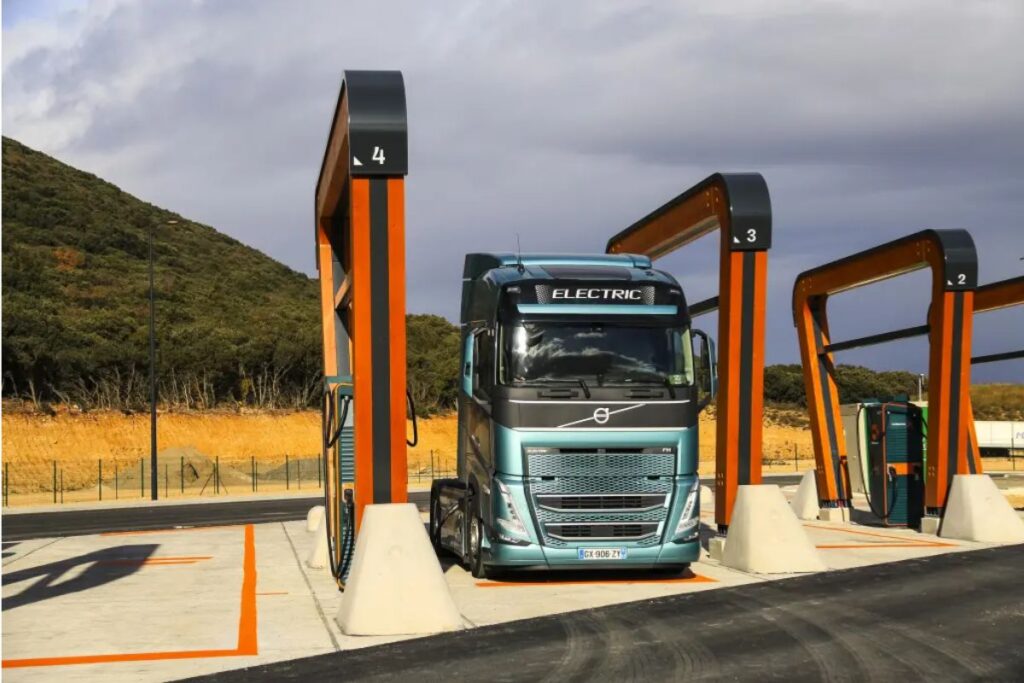 Carregamento de camiões: Daimler Truck avança com rede na Europa 4 carregamento camiões