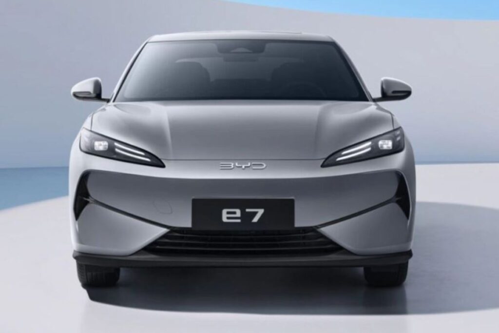 BYD e7, o sedan 100% elétrico de gama baixa, virá para a Europa? 4 BYD e7