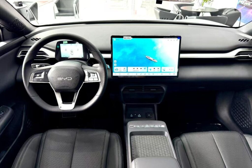 BYD e7, o sedan 100% elétrico de gama baixa, virá para a Europa? 5 BYD e7