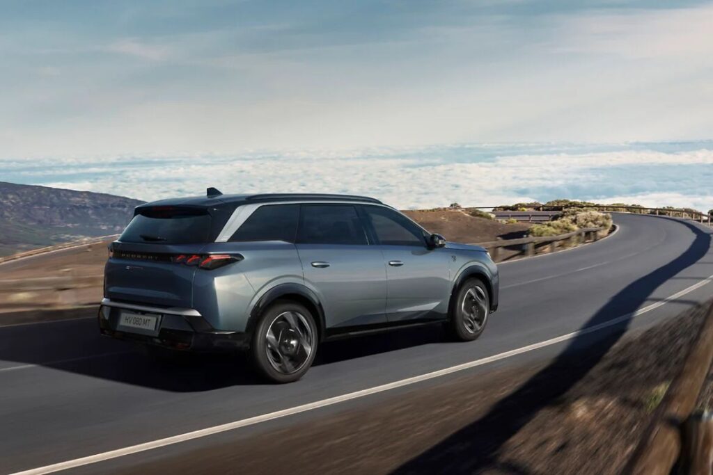 Peugeot E-3008 e E-5008 ganham versão dual motor 3 Dual Motor